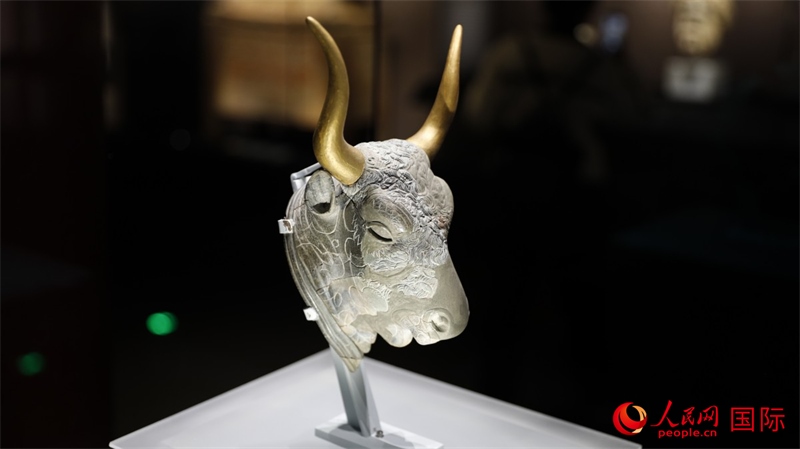 公牛頭型綠泥石來(lái)通杯。4月14日，來(lái)自希臘伊拉克利翁考古博物館的文物在故宮博物院展出。（人民網(wǎng) 張澤宇攝）
