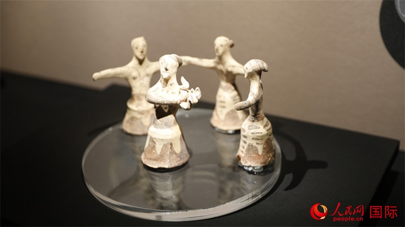 舞蹈者與音樂(lè)家雕塑群像。4月14日，來(lái)自希臘伊拉克利翁考古博物館的文物在故宮博物院展出。（人民網(wǎng) 張澤宇攝）