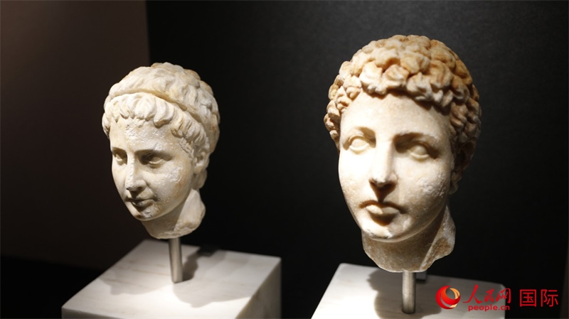 兄弟大理石頭像。4月14日，來(lái)自希臘伊拉克利翁考古博物館的文物在故宮博物院展出。（人民網(wǎng) 張澤宇攝）