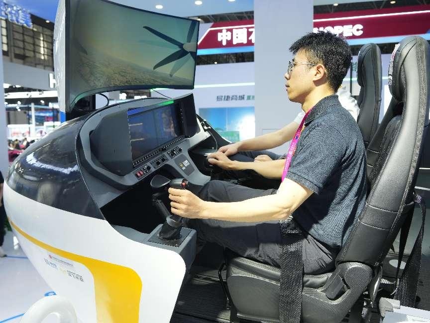 記者體驗(yàn)低空經(jīng)濟(jì)的應(yīng)用消費(fèi)場(chǎng)景。人民網(wǎng)記者 張力洋攝