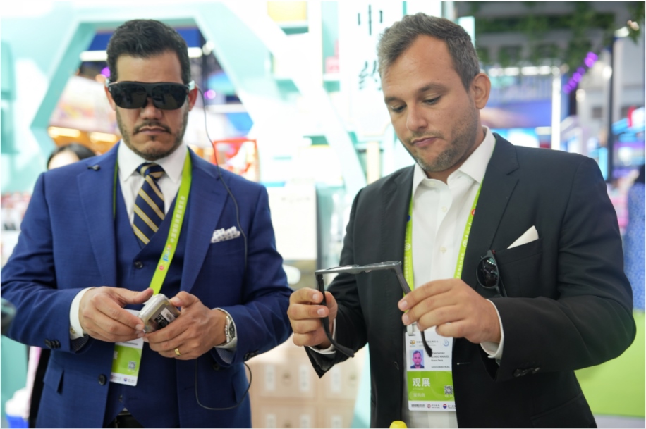 觀展嘉賓體驗(yàn)科技消費(fèi)新產(chǎn)品。中國(guó)國(guó)際消費(fèi)品博覽會(huì)組委會(huì)網(wǎng)上新聞中心供圖