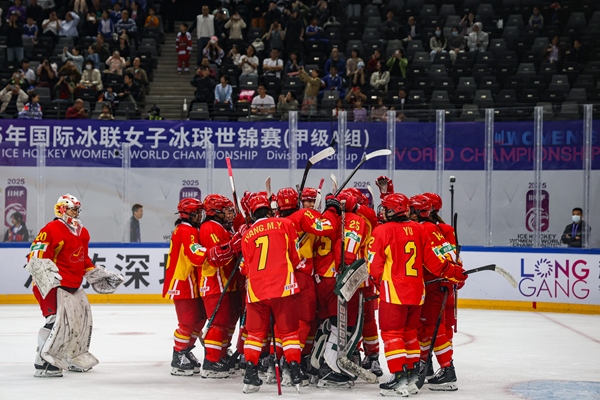 中國(guó)隊(duì)球員慶祝勝利。圖片來(lái)源：中國(guó)冰球協(xié)會(huì)