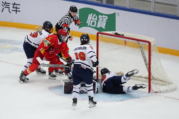 中國(guó)隊(duì)球員曲樂(lè)(左二)破門得分。圖片來(lái)源：中國(guó)冰球協(xié)會(huì) 此役中國(guó)隊(duì)首發(fā)陣容是詹佳慧、于柏巍、孔明會(huì)、趙啟男、曲樂(lè)、方新。比賽進(jìn)行至2分43秒，荷蘭隊(duì)率先取得進(jìn)球，1:0領(lǐng)先。失球后的中國(guó)隊(duì)打得更加積極主動(dòng)，多次獲得射門機(jī)會(huì)，但可惜沒(méi)有破門得分。 第二節(jié)39分34秒，中國(guó)隊(duì)曲樂(lè)在王佳欣和孔明會(huì)的助攻下破門，將比分扳平，這也是中國(guó)隊(duì)在本屆賽事中取得的首個(gè)進(jìn)球。 末節(jié)43分42秒，荷蘭隊(duì)球員勾人犯規(guī)，被判罰任意球。中國(guó)隊(duì)張夢(mèng)瑩執(zhí)行并打進(jìn)，2:1反超比分。最后階段，荷蘭隊(duì)撤下守門員，場(chǎng)上6人進(jìn)攻但未能進(jìn)球。最終，中國(guó)隊(duì)以2:1逆轉(zhuǎn)戰(zhàn)勝對(duì)手，取得本屆世錦賽首場(chǎng)勝利。 在昨日進(jìn)行的另外兩場(chǎng)比賽中，奧地利隊(duì)3:2力克斯洛伐克隊(duì)，法國(guó)隊(duì)2:1戰(zhàn)勝丹麥隊(duì)。三輪比賽過(guò)后，奧地利隊(duì)三戰(zhàn)全勝領(lǐng)跑積分榜，斯洛伐克隊(duì)和法國(guó)隊(duì)2勝1負(fù)分列二、三位，丹麥隊(duì)和中國(guó)隊(duì)1勝2負(fù)排在四至五位，荷蘭隊(duì)三戰(zhàn)皆負(fù)積分墊底。