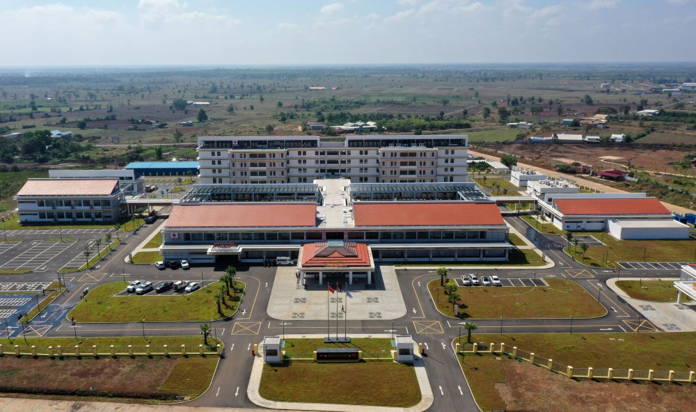 2022年2月17日在柬埔寨特本克蒙省新區(qū)拍攝的中國(guó)援柬埔寨特本克蒙省醫(yī)院。