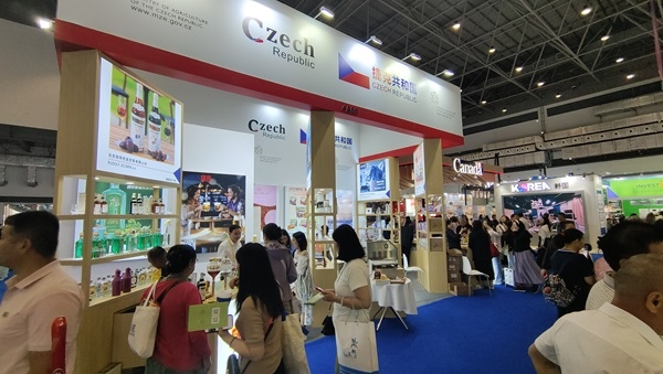 觀展者在各國(guó)展臺(tái)采購(gòu)、咨詢(xún)。人民網(wǎng)記者 李彤?dāng)z