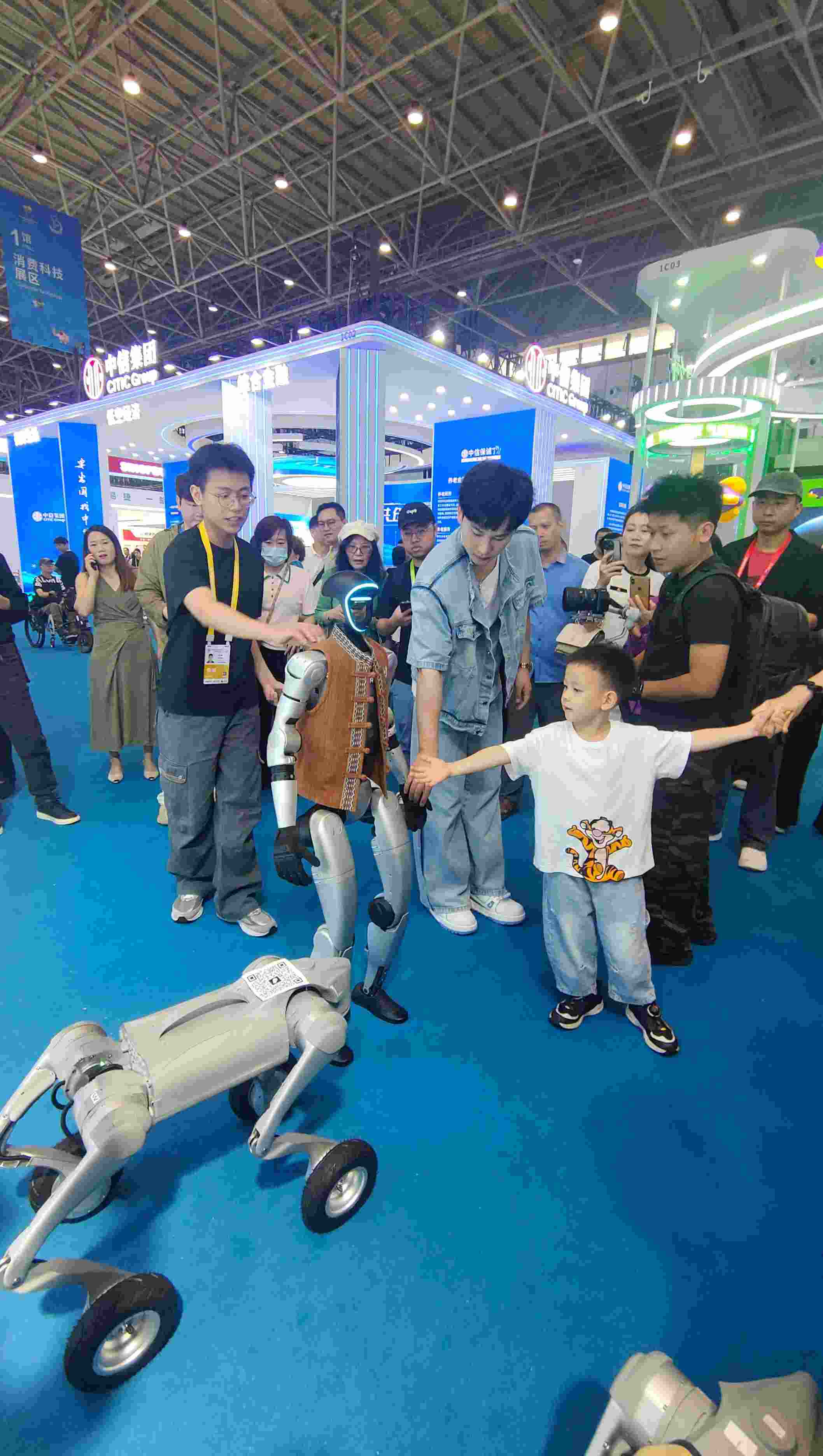 消博會(huì)現(xiàn)場(chǎng)，機(jī)器人等科技消費(fèi)產(chǎn)品吸引觀展者駐足。人民網(wǎng)記者 李彤?dāng)z