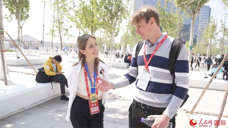 墨西哥的參賽選手阿蘭薩蘇?巴燕（左）與瑞士選手喬文韜。人民網(wǎng)記者 袁蒙攝