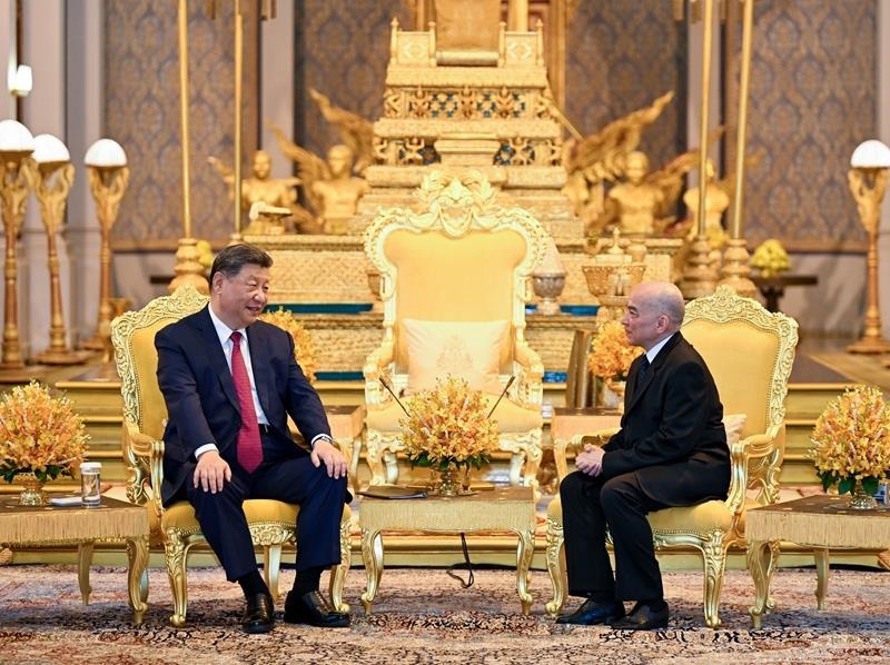 4月17日，柬埔寨國王西哈莫尼同習近平主席在金邊王宮舉行會見。