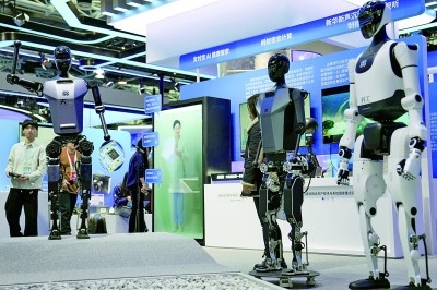 3月27日，在中關(guān)村展示中心常設(shè)展上，人形機(jī)器人“天工”向參觀者招手示意。新華社記者 鞠煥宗攝