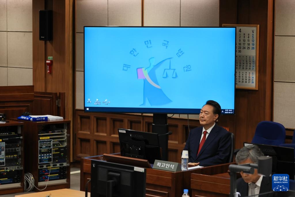 4月21日，尹錫悅在韓國首爾中央地方法院出席庭審。新華社/紐西斯通訊社