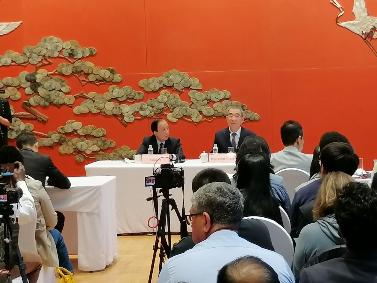 圖為21日舉行的“臨甲7號(hào)沙龍”，林毅夫（右一）在回答中外媒體記者的提問(wèn)。 人民網(wǎng)記者 李瀟攝