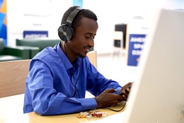 在明亮現(xiàn)代的信息技術(shù)閱覽室，當(dāng)?shù)刈x者正在沉浸式學(xué)習(xí)，塔里克·易卜拉欣攝