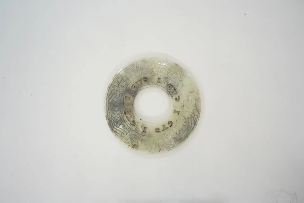 武王墩一號(hào)墓出土的鏤孔玉璧。全國(guó)十大考古新發(fā)現(xiàn)活動(dòng)辦公室供圖