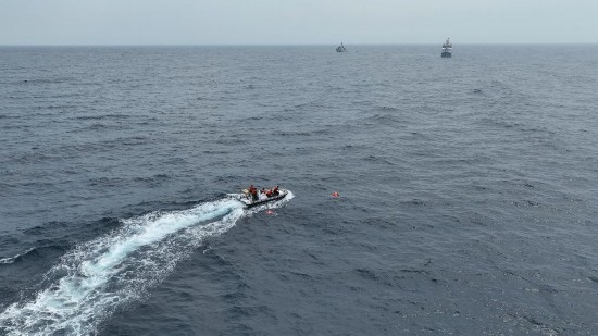 4月23日，中越海警開展海上聯(lián)合搜救演練，模擬營救落水人員。（中國海警供圖）