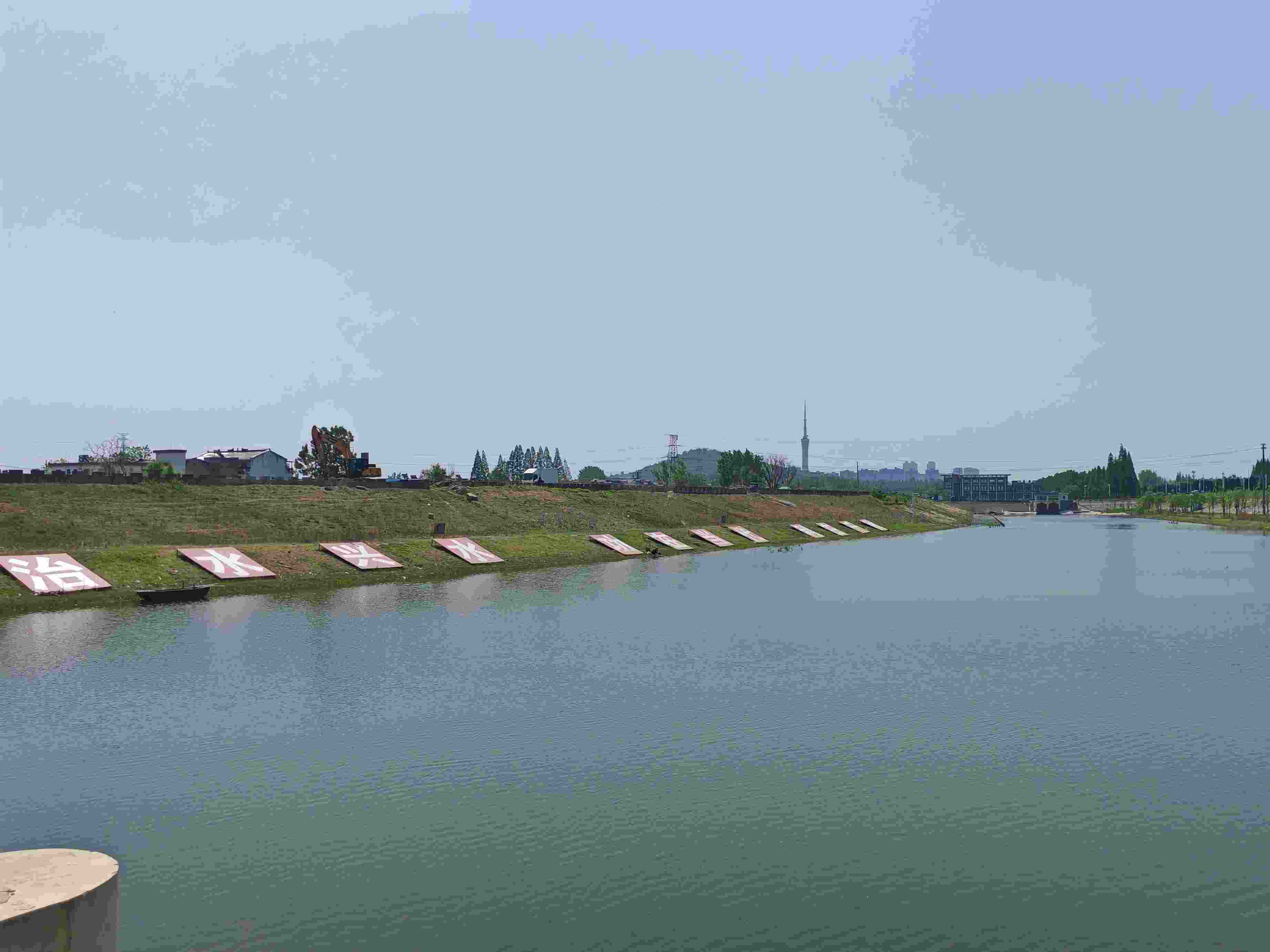 在龍子湖樞紐上眺望靚麗的淮河美景。人民網(wǎng)記者 王子鋒攝