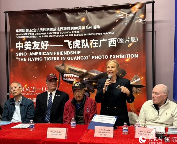 飛虎隊(duì)老兵后裔在現(xiàn)場(chǎng)分享父輩的歷史，正在發(fā)言者為夏琳·芳汀 人民網(wǎng)記者 鄧圩攝