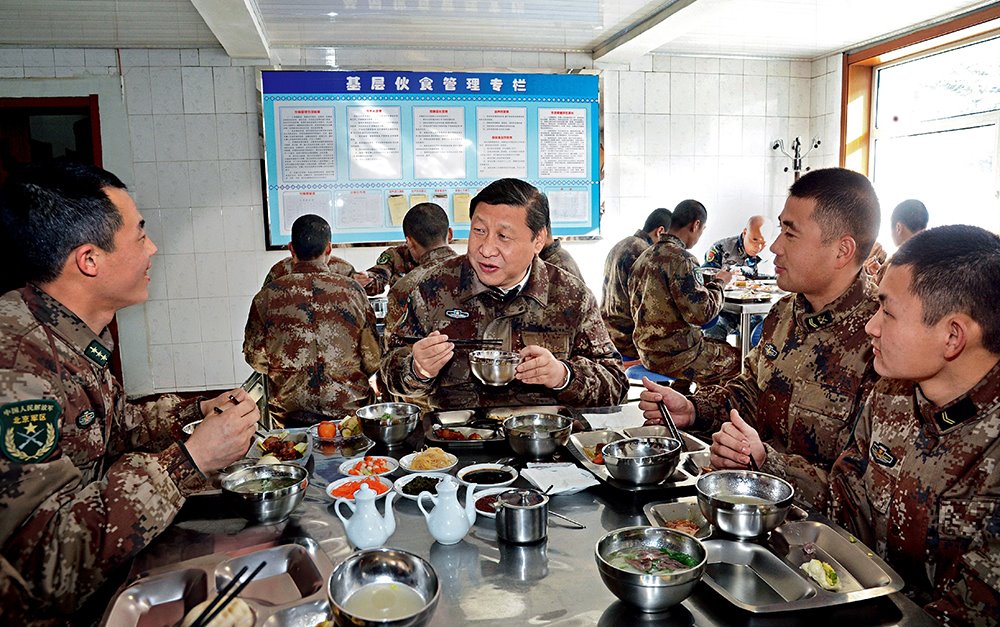 2014年1月26日，習(xí)近平主席專程來到內(nèi)蒙古軍區(qū)邊防某部，親切看望慰問戍邊官兵。這是在連隊(duì)食堂，習(xí)近平主席同戰(zhàn)士們一起用餐。