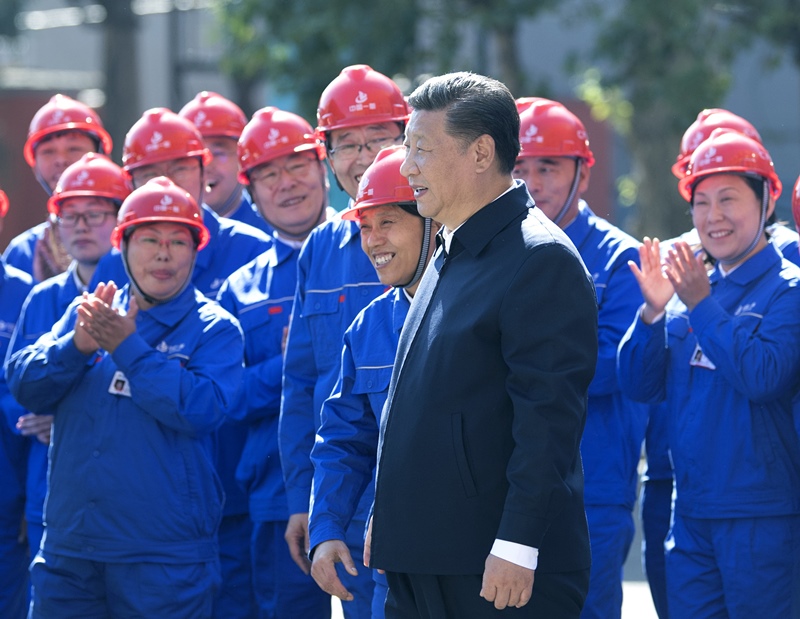 2018年9月26日，在中國一重集團(tuán)，習(xí)近平總書記走到工人中間，同大家親切交流。