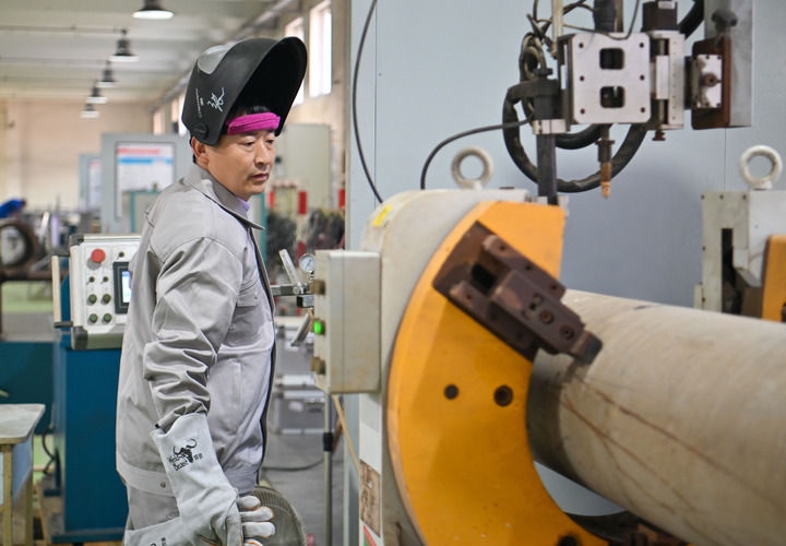 在中石化第四建設(shè)有限公司工匠學(xué)院，全國(guó)人大代表、中石化第四建設(shè)有限公司工匠學(xué)院焊接教練張振連操作自動(dòng)焊機(jī)（2025年2月21日攝）。新華社記者 孫凡越 攝