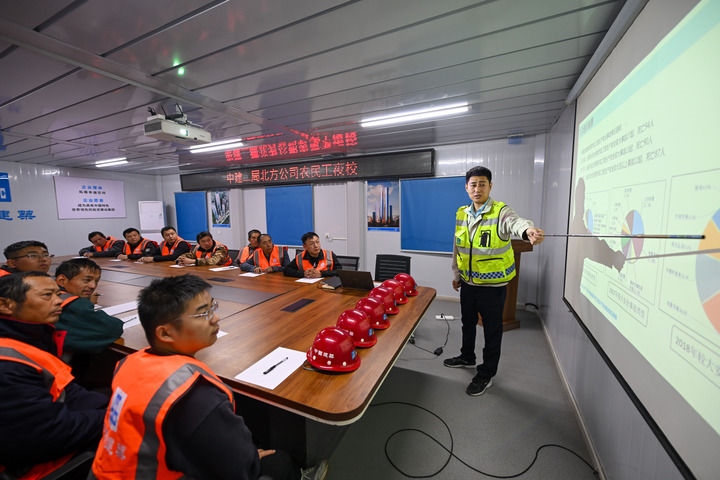 2024年11月13日，在中建二局北方公司天津項(xiàng)目部，工程技術(shù)人員為勞動(dòng)者開展技能培訓(xùn)。新華社記者 孫凡越 攝