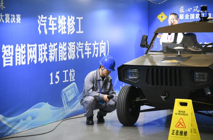 2024年9月11日，由全國(guó)總工會(huì)、人力資源和社會(huì)保障部等單位主辦的第八屆全國(guó)職工職業(yè)技能大賽決賽在陜西開幕。這是選手在位于西安國(guó)際會(huì)展中心的比賽場(chǎng)地參加汽車維修工（智能網(wǎng)聯(lián)新能源汽車方向）工種比賽。新華社記者 張博文 攝