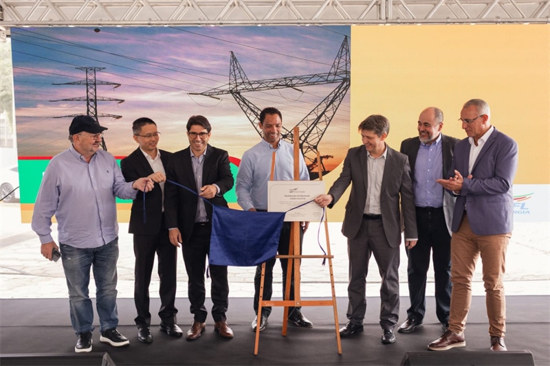 CPFL公司執(zhí)行副總裁弗拉維奧·恩里克·里貝羅（中）、CPFL輸電公司總裁李甫（左二）、南里奧格蘭德州州議員阿洛伊西奧·克拉斯曼（左一）、州長代表豪爾赫·波佐邦（右一）等出席投運儀式。 中國國家電網(wǎng)巴西電力CPFL公司供圖
