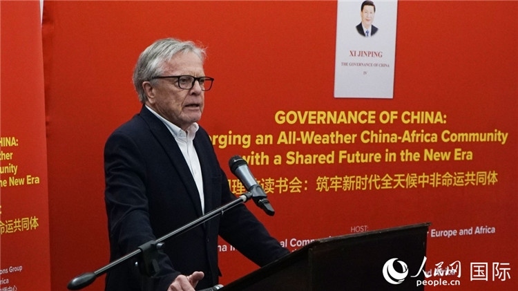 南非前駐日本、西班牙、馬達(dá)加斯加大使、浙江師范大學(xué)非洲研究院資深研究員赫特·赫羅布勒在讀書會(huì)上發(fā)言。人民網(wǎng) 劉暢攝