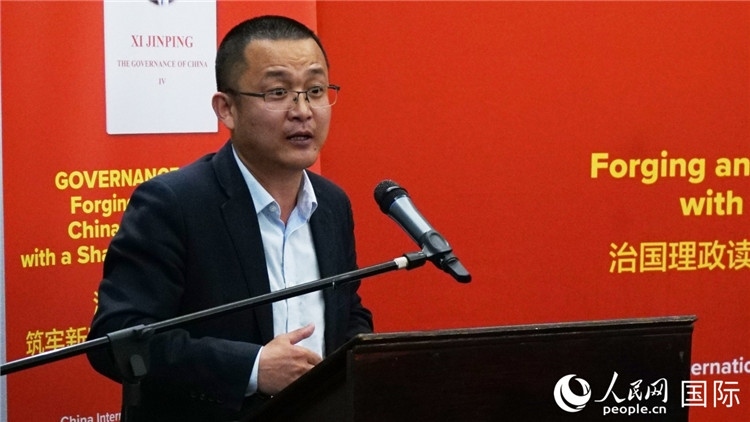 中非青年婦女協(xié)會(huì)主席、南非大學(xué)教授秦效順在讀書會(huì)上發(fā)言。人民網(wǎng) 劉暢攝