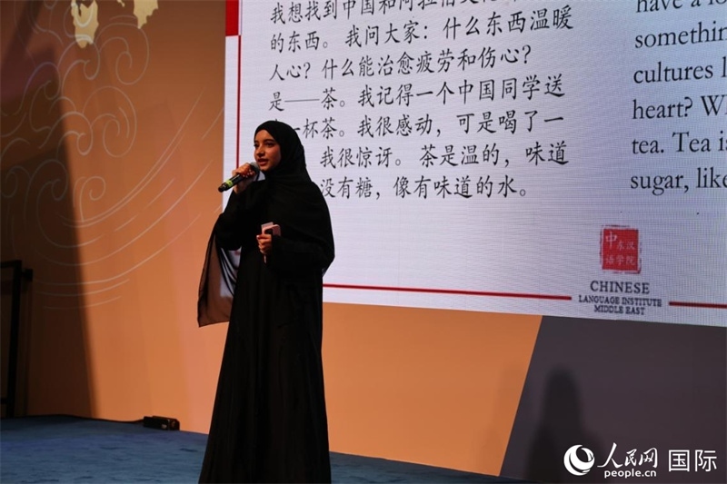 第四屆“阿聯(lián)酋眼中的中國”中文比賽上，一位阿聯(lián)酋漢語學(xué)習(xí)者與觀眾分享對(duì)中國茶文化的思考。人民網(wǎng)記者 張志文攝