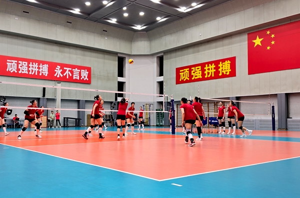 4月28日，中國(guó)女排在主教練趙勇的帶領(lǐng)下進(jìn)行訓(xùn)練。人民網(wǎng)記者 胡雪蓉?cái)z