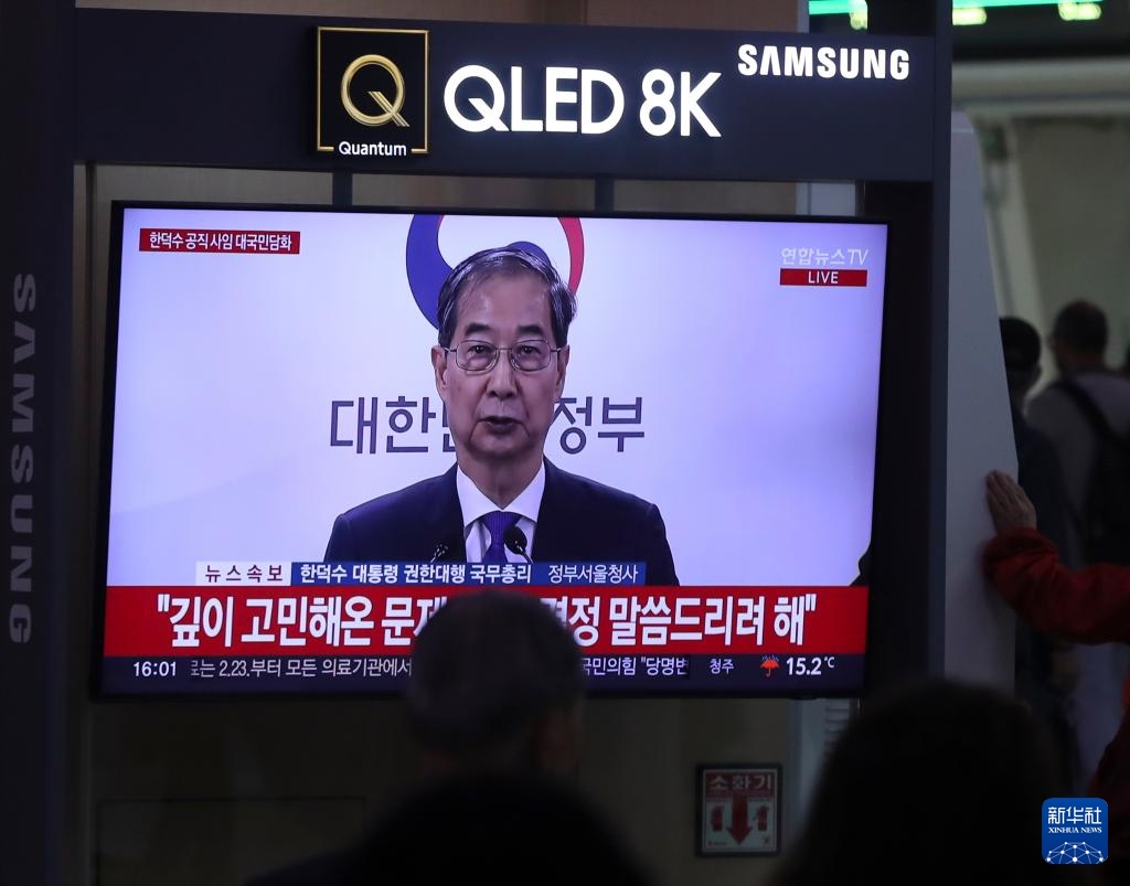 5月1日，在韓國(guó)首爾火車站，民眾觀看韓德洙辭職的新聞。新華社記者 姚琪琳 攝