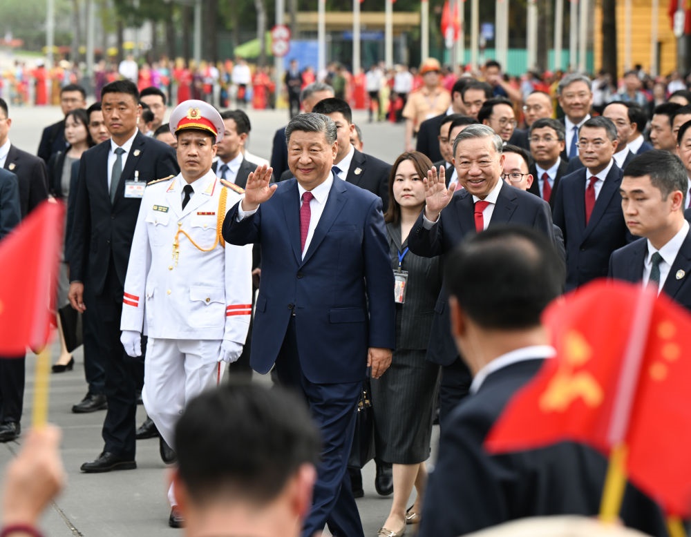 4月14日，中共中央總書記、國家主席習(xí)近平抵達(dá)河內(nèi)對越南進(jìn)行國事訪問。當(dāng)日下午，越共中央總書記蘇林為習(xí)近平舉行隆重歡迎儀式。這是歡迎儀式后，習(xí)近平和蘇林一同步行前往越共中央駐地舉行會談時，向歡迎人群揮手致意。新華社記者 張領(lǐng) 攝