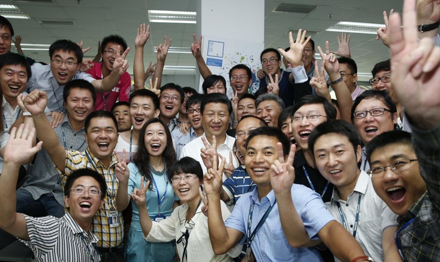 2013年8月29日，習(xí)近平總書(shū)記在東軟集團(tuán)（大連）有限公司同年輕員工親切合影。新華社記者 鞠鵬 攝