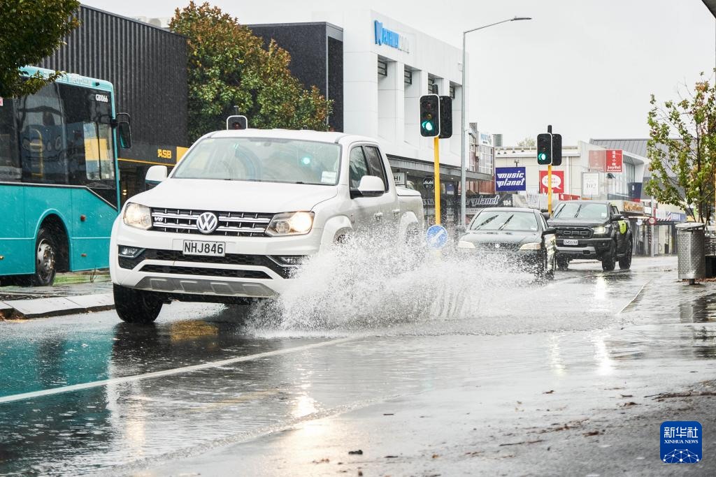 5月1日，汽車行駛在新西蘭南島城市克賴斯特徹奇的街頭。新華社發(fā)（陳思雨蒙 攝）