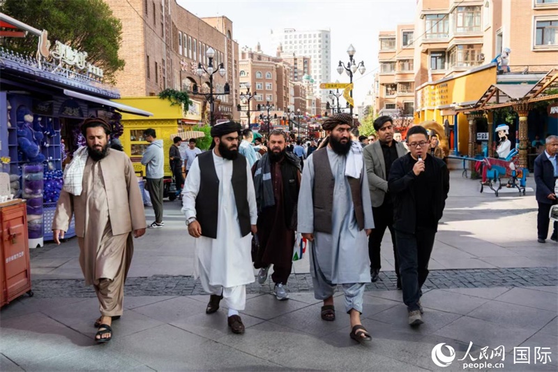 代表團在新疆國際大巴扎參觀。人民網記者 章凱風攝