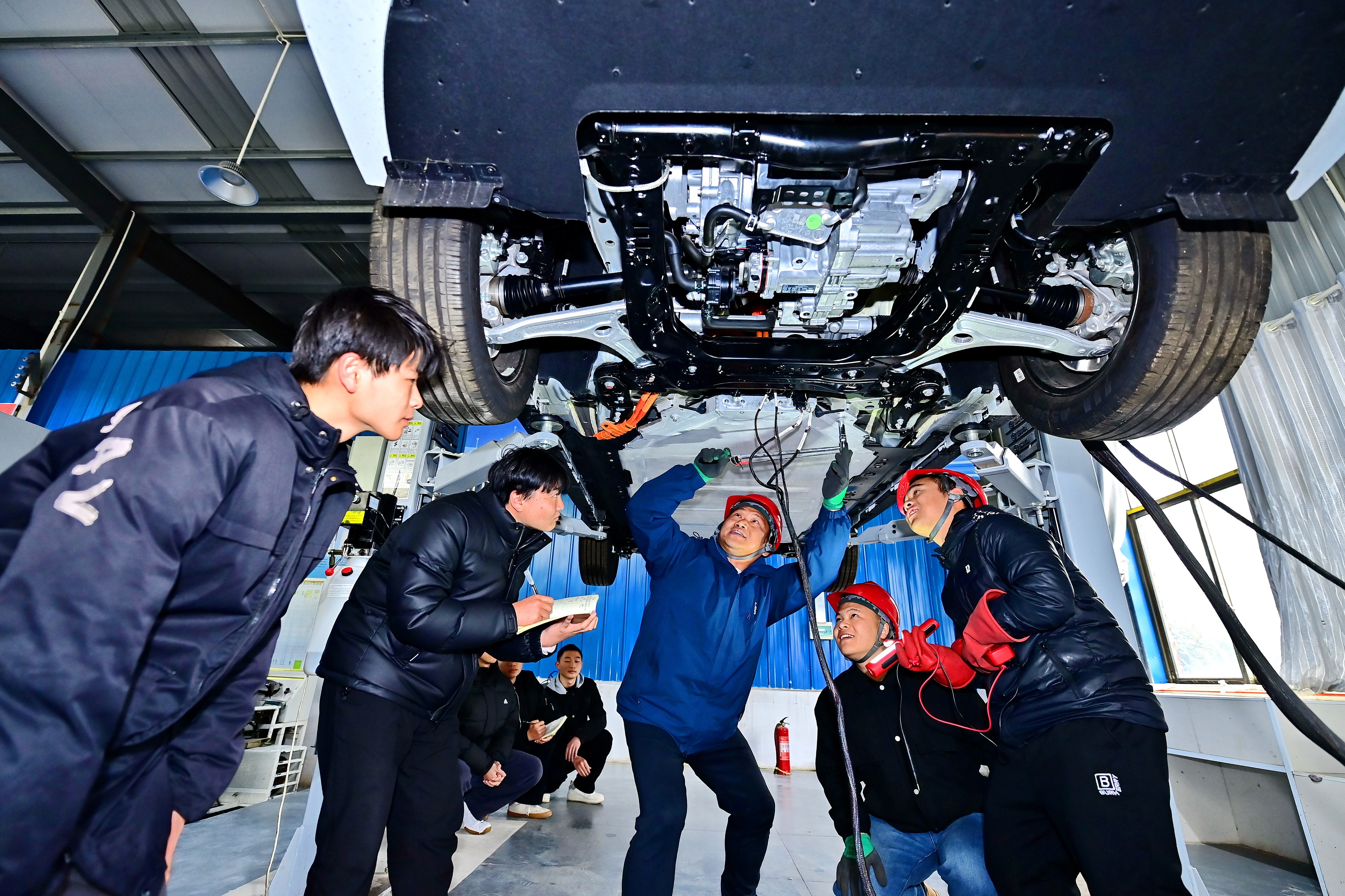 2025年2月，江西省宜春市，豐城市的一所技工學(xué)校實訓(xùn)基地內(nèi)，新能源汽車運維專業(yè)學(xué)生在老師的指導(dǎo)下學(xué)習(xí)新能源汽車電池包檢修技術(shù)。