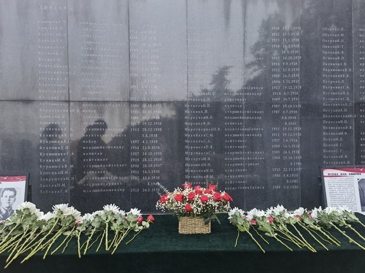 在南京抗日航空烈士紀(jì)念館鐫刻有蘇聯(lián)籍抗日航空英烈名錄的紀(jì)念碑前，擺放著人們獻上的鮮花（2024年11月22日攝）。新華社記者 邱冰清 攝