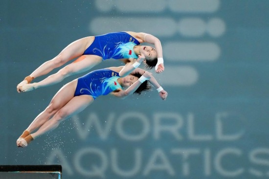 5月2日，陳芋汐（上）/全紅嬋在比賽中。新華社記者 鞠煥宗 攝