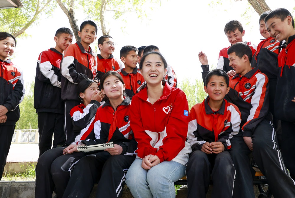 4月23日，在新疆克州阿圖什市哈拉峻鄉(xiāng)謝依特小學(xué)，支教教師高淑賢和學(xué)生們?cè)谝黄稹? width=