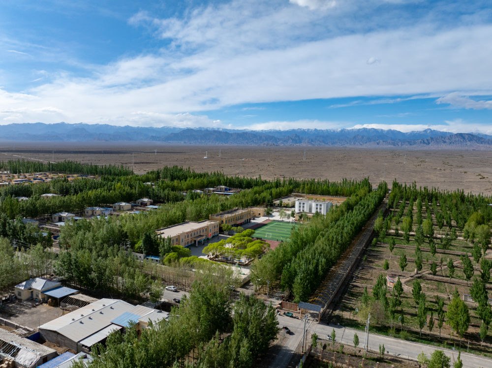 這是4月23日在新疆克州阿圖什市哈拉峻鄉(xiāng)拍攝的謝依特小學(xué)（無(wú)人機(jī)照片）。