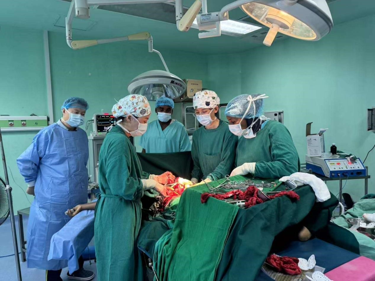 中國醫(yī)療隊專家與當(dāng)?shù)蒯t(yī)生協(xié)同手術(shù)。中國援桑醫(yī)療隊供圖