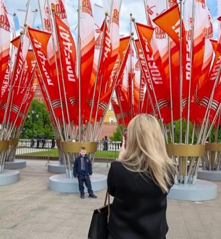 當(dāng)?shù)貢r(shí)間5月7日下午，莫斯科紅場外，紀(jì)念蘇聯(lián)偉大衛(wèi)國戰(zhàn)爭勝利80周年慶典旗幟飄揚(yáng)。