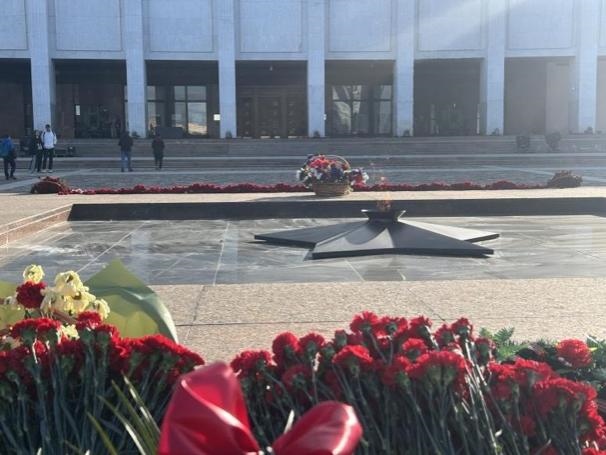 當(dāng)?shù)貢r(shí)間5月6日下午，莫斯科勝利廣場上的長明火兩旁放滿鮮花。