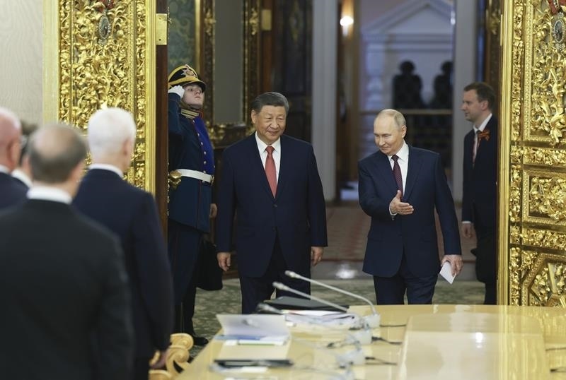 △當?shù)貢r間5月8日，俄羅斯總統(tǒng)普京同習近平主席在莫斯科克里姆林宮舉行會談。這是兩國元首步入會場。