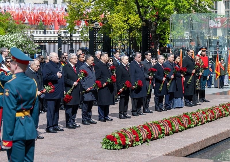 △當?shù)貢r間5月9日，紀念蘇聯(lián)偉大衛(wèi)國戰(zhàn)爭勝利80周年慶典結(jié)束后，習近平主席同其他國家領(lǐng)導人一起從紅場來到亞歷山大花園，向無名烈士墓獻花，并肅立默哀。