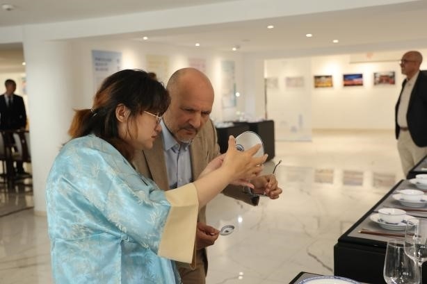 摩洛哥民眾在觀察中國瓷器。拉巴特中國文化中心供圖