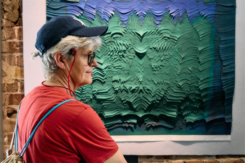 英國嘉賓在倫敦手工周中國館展出作品前駐足。楊浩鵬攝