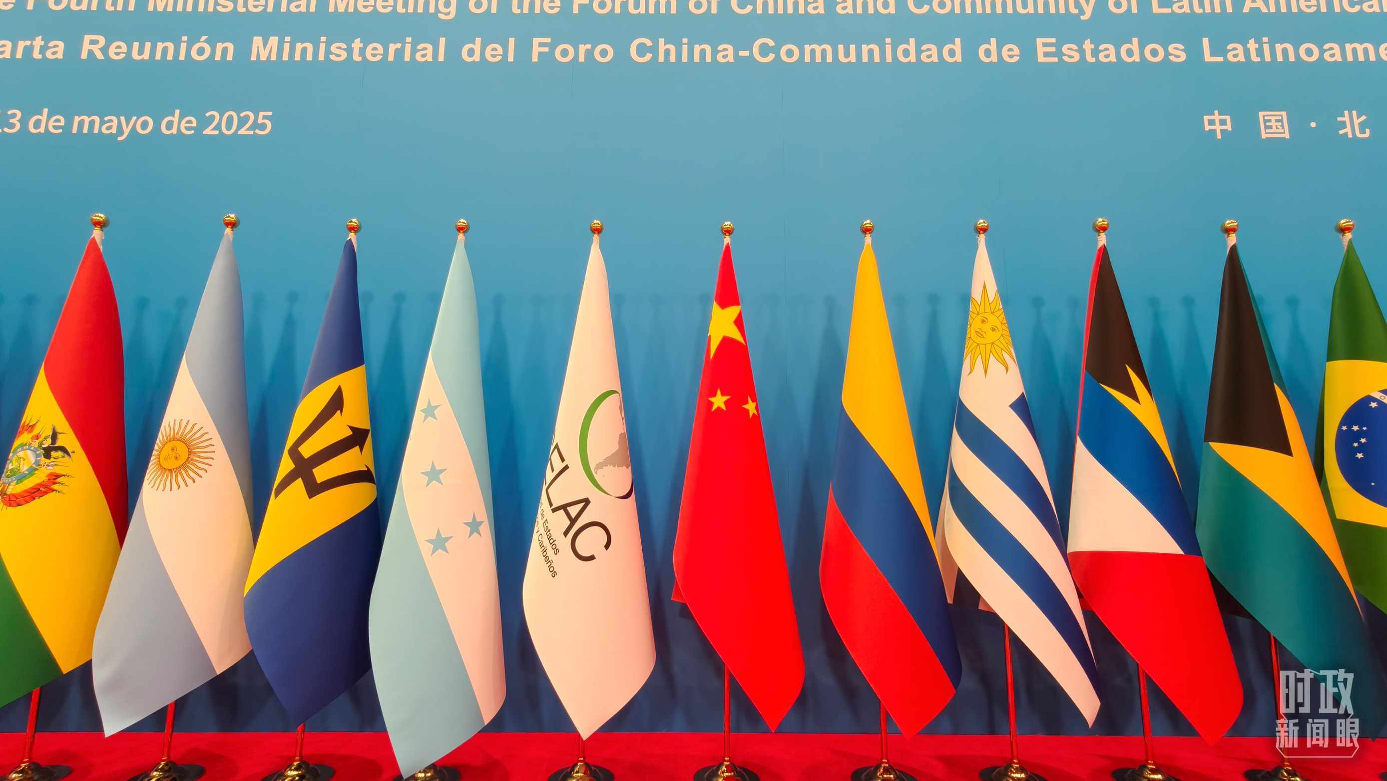 開幕式現(xiàn)場(chǎng)的旗陣。（總臺(tái)央視記者陸泓宇拍攝）