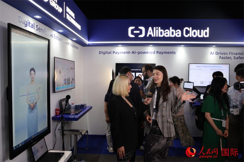 當(dāng)?shù)孛襟w在2025迪拜金融科技峰會的一家中資企業(yè)展廳采訪，張志文攝