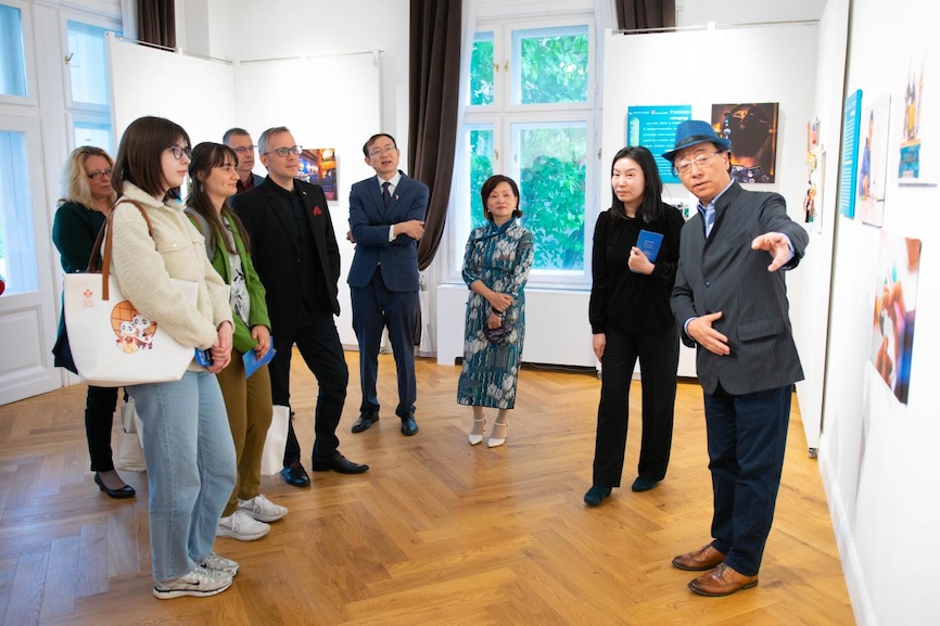 藝術(shù)家李守白現(xiàn)場(chǎng)導(dǎo)覽。圖片由布達(dá)佩斯中國(guó)文化中心供圖